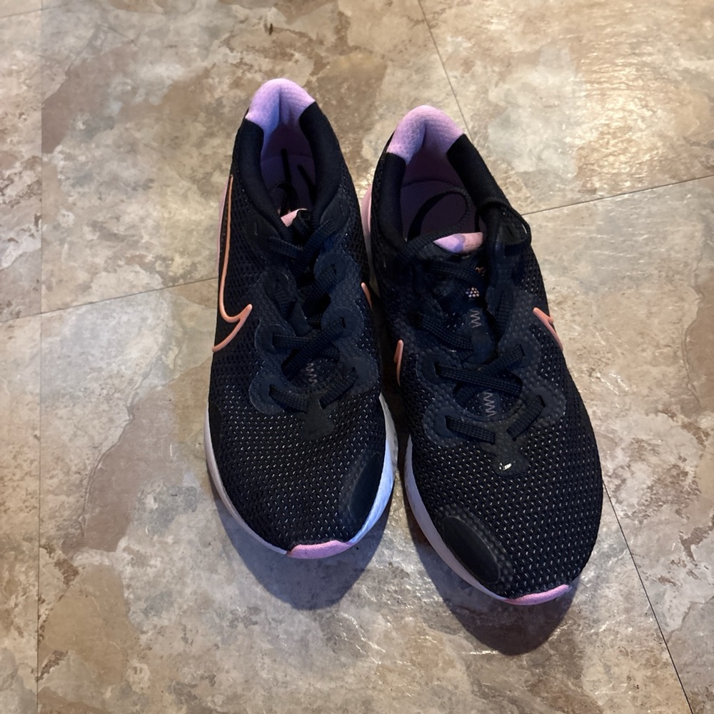 Nike Women's Black and Pink Athletic Shoes